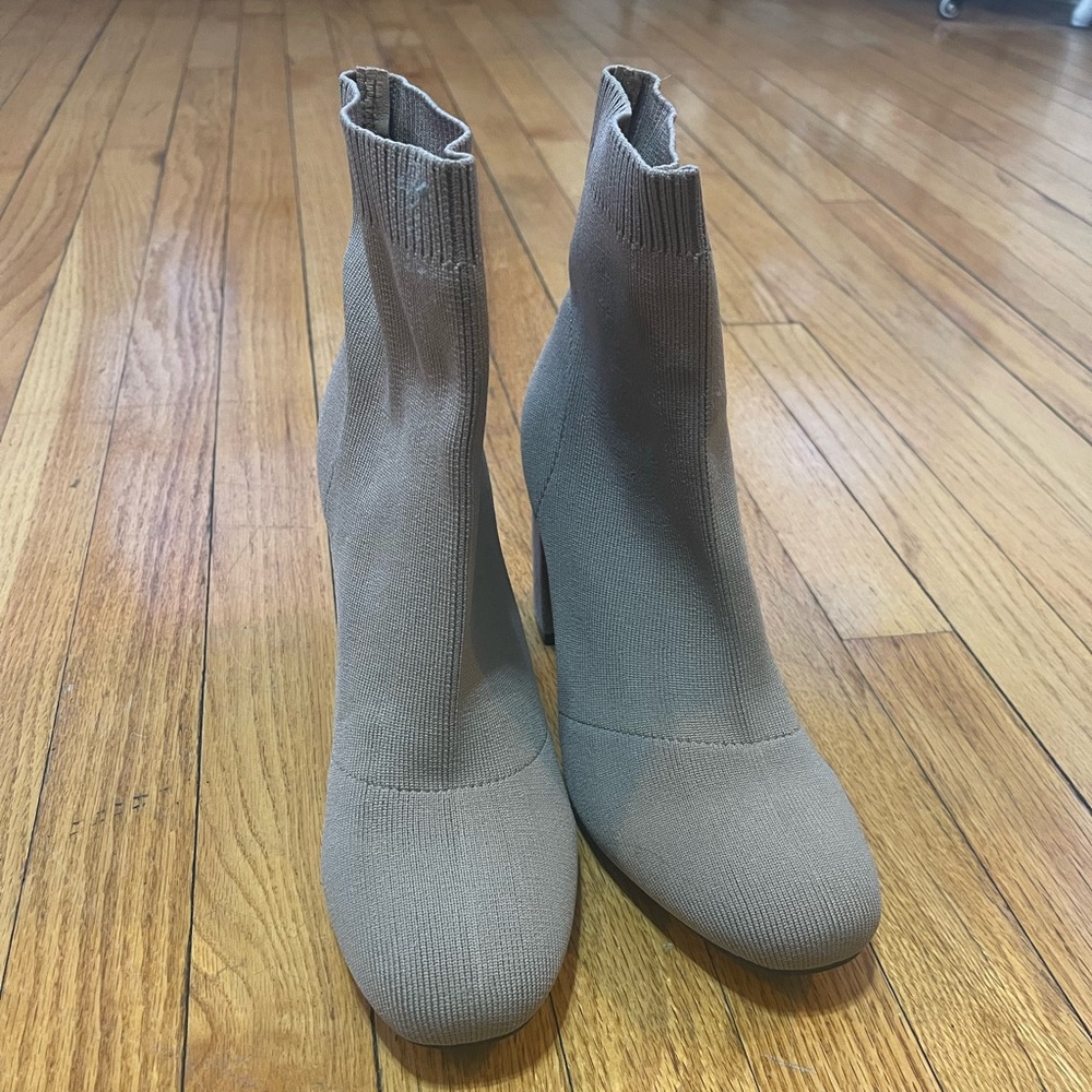 Mia beige size 10 heeled booties